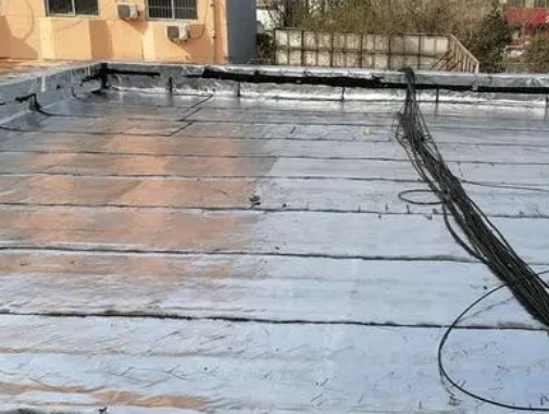 全南卫生间漏水维修公司分享下全南屋面楼顶防水刚性防水层施工要点。
